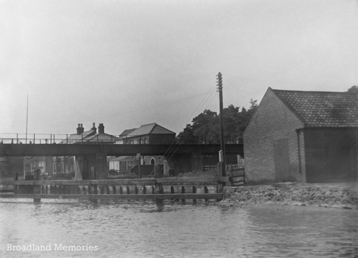 Reedham Riverside and swing bridge c1918
