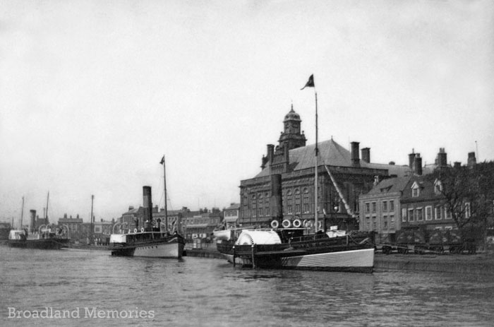 Great Yarmouth town hall and quay c1900