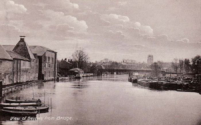 Looking upstream from Beccles Bridge c1910