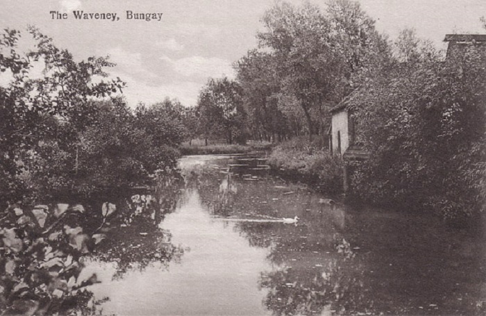 The River Waveney at Bungay c1920